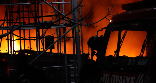 Zeytinburnuda doğalgaz borusu patladı: 4 araç yandı