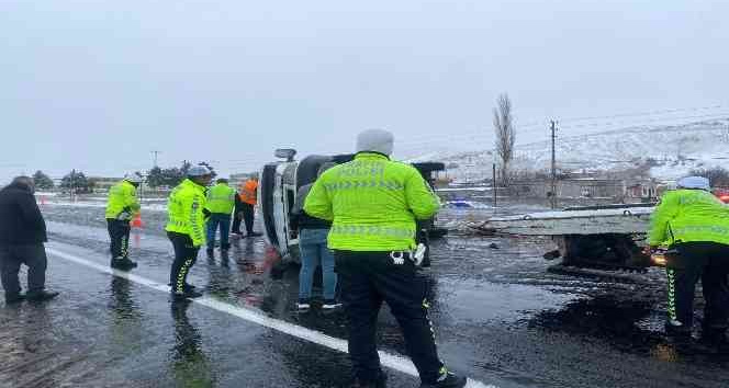 Tarım işçilerini taşıyan minibüs devrildi: 1 ölü, 13 yaralı