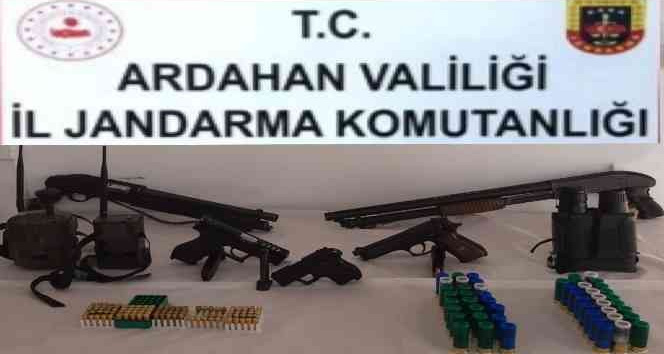 Ardahan’da ruhsatsız tabanca ve foto kapan ele geçirildi