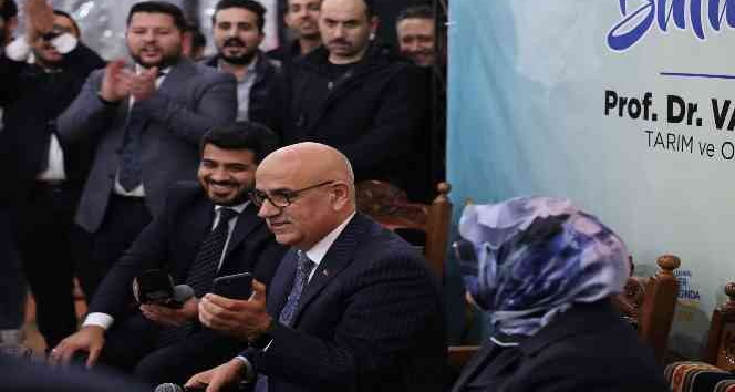 Bakan Kirişci, gençlerin talebi üzerine Cumhurbaşkanı Erdoğan’ı telefonla aradı