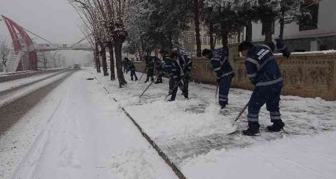 Bingöl’de kar yağdı, belediye ekiplerinin mesaisi de başladı