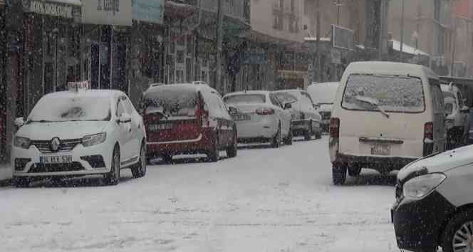 Ahlat’ta beklenen kar yağışı başladı