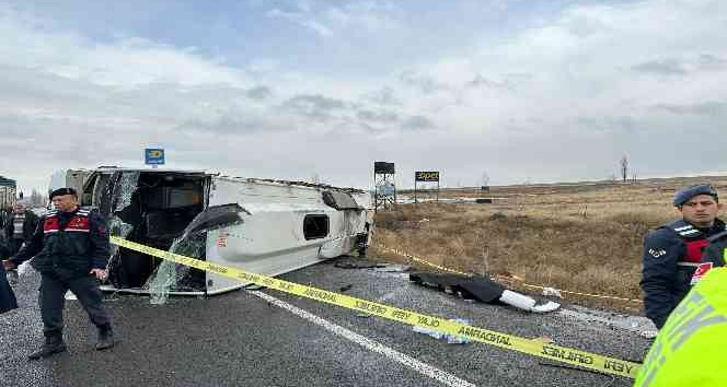 Niğde’de midibüs devrildi: 1 ölü, 27 yaralı