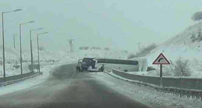 Tunceli’de kayganlaşan yolda kaza: Otobüs yoldan çıktı