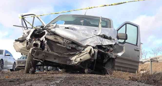 Hafif ticari araç hurdaya döndü: 1 ölü, 4 yaralı