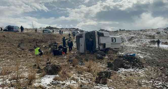 Uruguaylı turistleri taşıyan midibüs şarampole devrildi: 14 yaralı