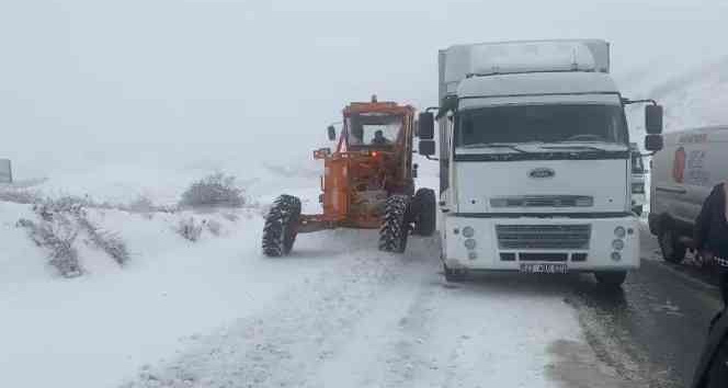 Bingöl’de kar ulaşımı engelledi