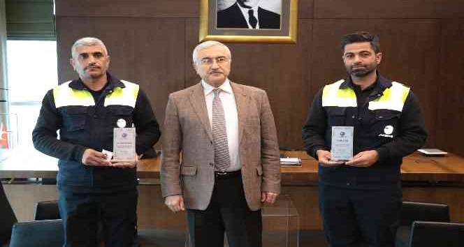 Yanan kamyondan yaralıları kurtaran AKEDAŞ personeli ödüllendirildi