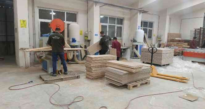 Liseli öğrenciler, üretip onardıkları masa ve sandalyelerden 3 milyon ciro elde etti