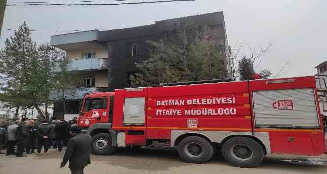 Kozluk’ta market yangınında 2 kişi hafif derecede yandı, 10 kişi dumandan zehirlendi