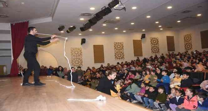 Osmaniye’de çocuklar, illüzyon gösterisiyle doyasıya eğlendi