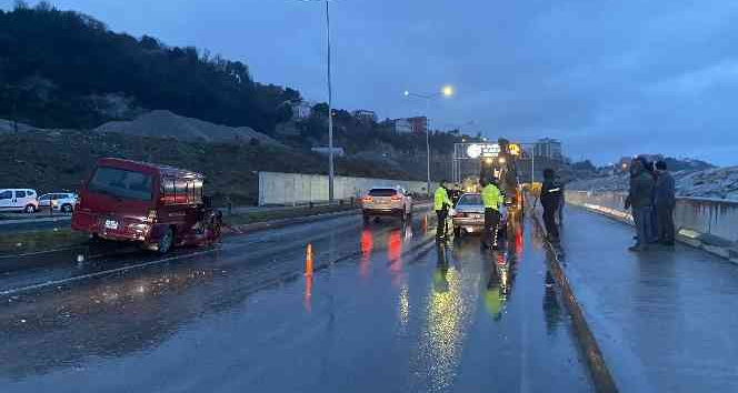 Minibüs iş makinesine arkadan çarptı: 1’i ağır 3 yaralı
