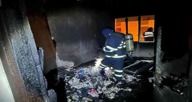 Nusaybin’de çıkan yangın evi kullanılamaz hale getirdi