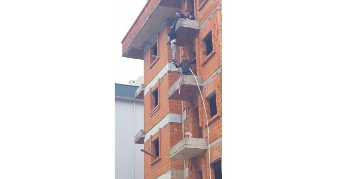 İntihar girişiminde bulunduğu binada dakikalarca asılı kaldı
