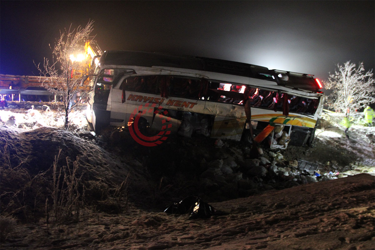 Kayseri&#039;de yolcu otobüsü şarampole devrildi: 4 ölü, 24 yaralı
