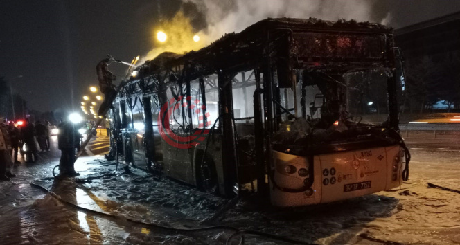 Alev alev yanan İETT otobüsünde patlamalar meydana geldi