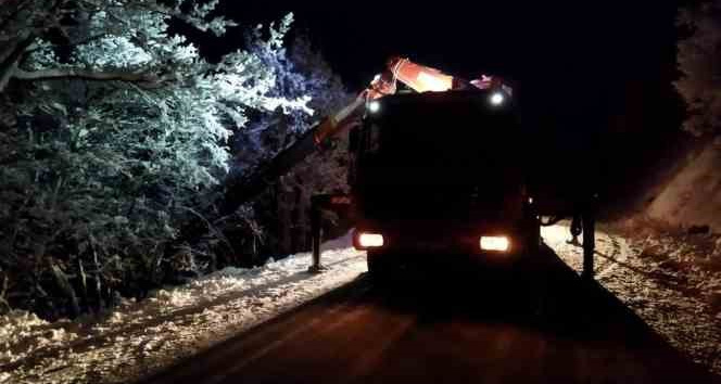Tunceli’de otomobil şarampole uçtu