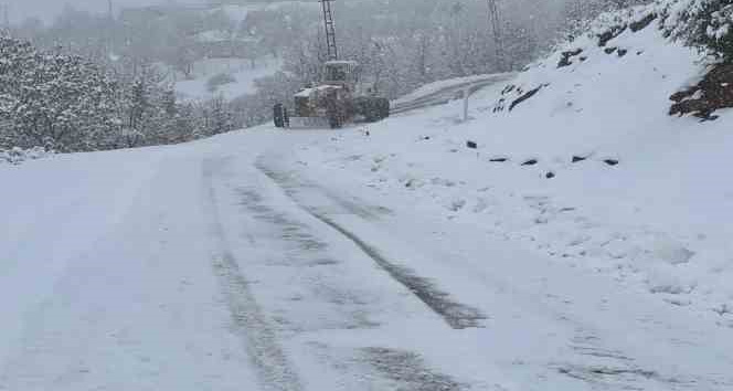 Tunceli’de kapalı bulunan 128 köy yolunda çalışma sürüyor