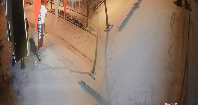 Elazığda karda kayıp düşen vatandaşlar kamerada