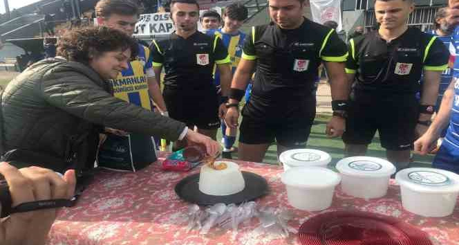 Maça çıkan takımlara ballı manda yoğurdu yedirdiler