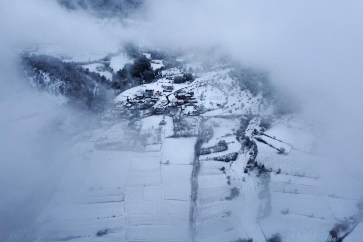 Beyaza bürünen Ilgaz Dağı&#039;nın etekleri havadan görüntülendi