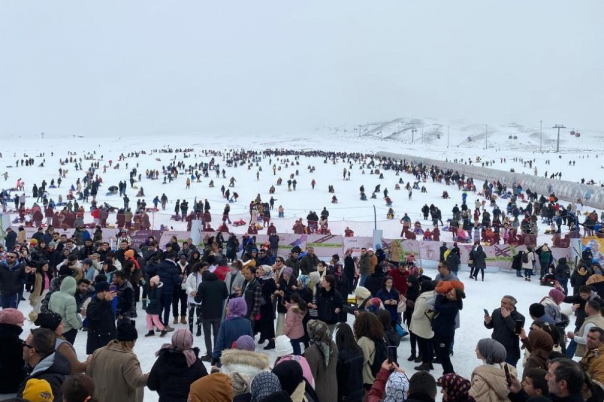 Erciyes&#039;te kar bereketi: Binlerce turist pistleri doldurdu