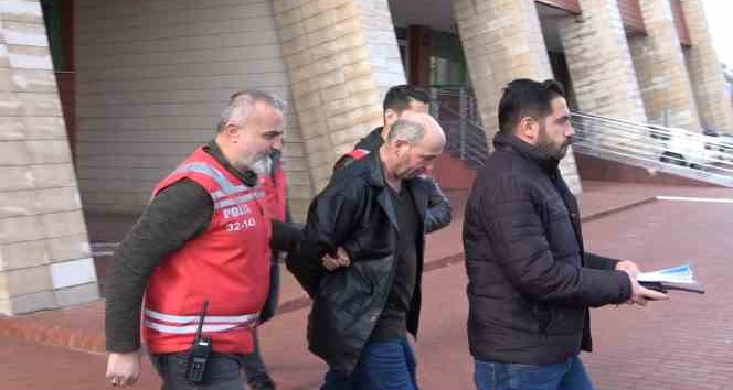 Isparta’da site yöneticisini kemerle boğarak öldürdüğü iddiasıyla yakalanan şüpheli adliyeye sevk edildi