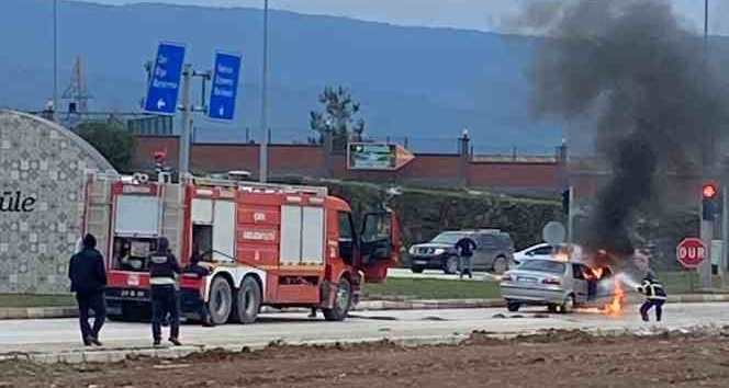 Kırmızı ışıkta duramayan araç öndeki araçlara çarparak alev aldı