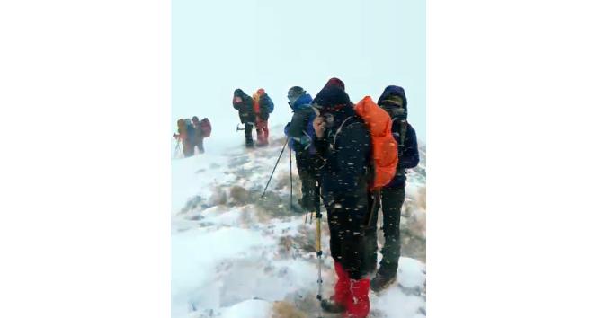 Süphan Dağı’na tırmanan dağcılar tipiye yakalandı