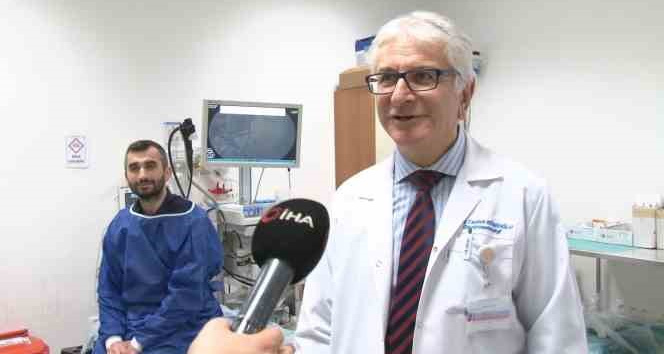 Suyu bile zor içerken, sarmayı afiyetle yedi
