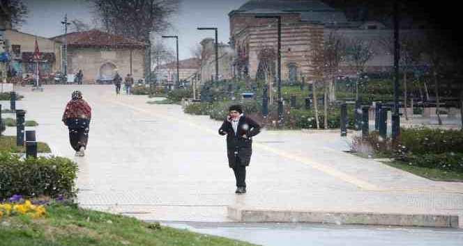 Balkanlar’dan gelen kar yağışı Edirnelileri mutlu etti