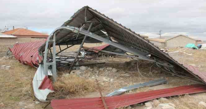 Şiddetli fırtına tonlarca ağırlığındaki çatıyı uçurdu, elektrik direklerini eğdi