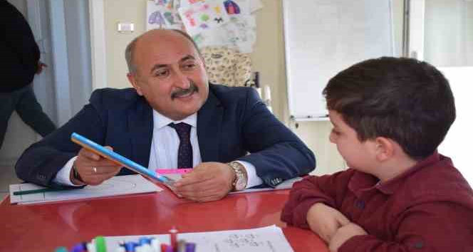 Yahşihan’da vatandaşlara okuma kitabı dağıtıldı