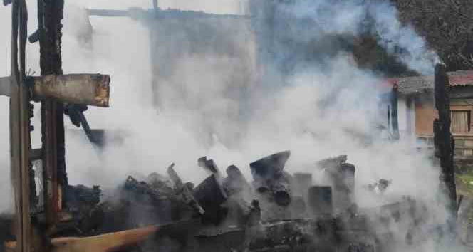 Yalova Esenköy’de baraka yangını