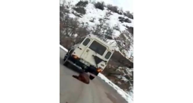 Vurdukları domuzu aracın arkasına bağlayarak sürüklediler
