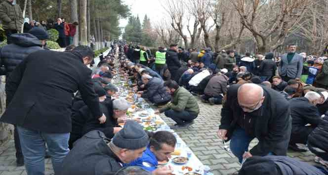 Batman’da binlerce kişi yaklaşık 2 kilometrelik yer sofrasında buluştu