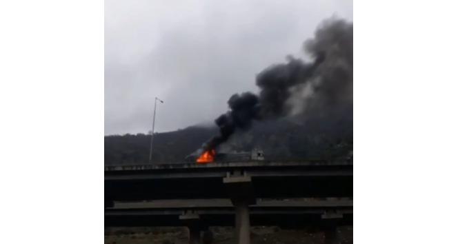Seyir halindeki tır önce yandı sonra patladı