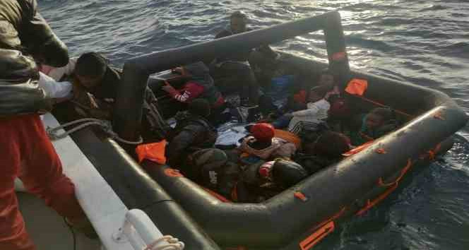 Yunan unsurlarınca ölüme terk edilen 15 kaçak göçmen kurtarıldı
