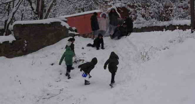 Bitlis’te çocuklar kayak keyfi yaşadı