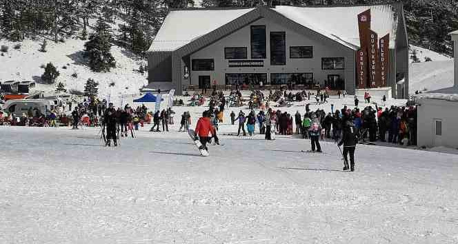 Sezonun en erken açan Denizli Kayak Merkezi yerli ve yabancı turistlerin akınına uğradı