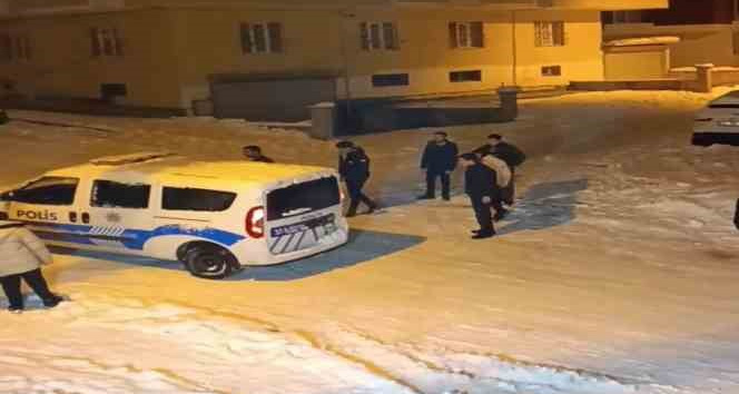 Kayganlaşan yolda kalan polis ekiplerinin yardımına vatandaş koştu