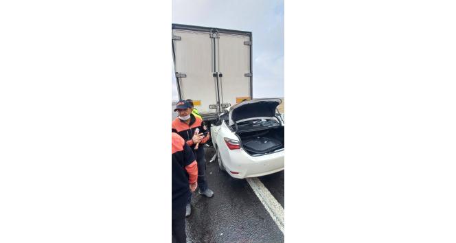 Tıra arkadan çarpan otomobil sürücüsü hayatını kaybetti