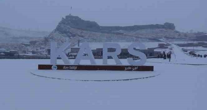 Kars’ta kar yağışı etkili oluyor