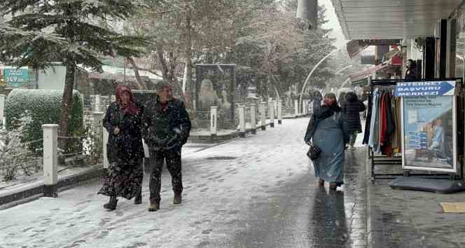 Niğde’de kar yağışı etkili oluyor