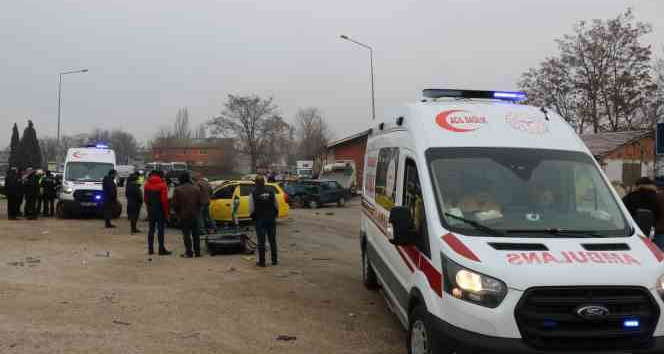 Edirne’de ticari taksi ile otomobilin çarpışma anı kamerada