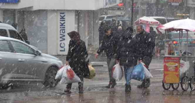 Aksaray’da şehir merkezine yılın ilk karı yağdı