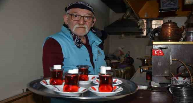 53 yıldır çay kazanının başında