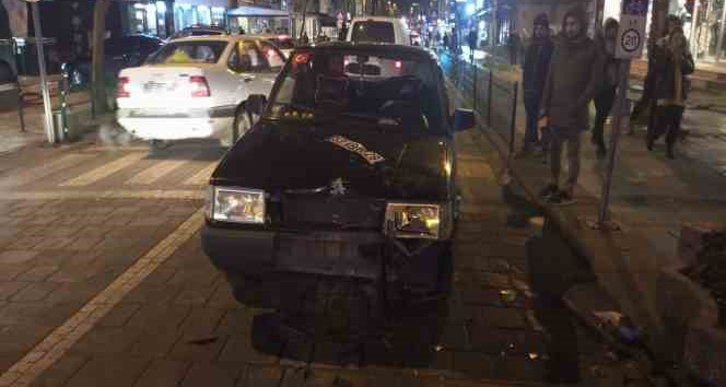 Otomobil ile motosikletli kurye çarpıştı: 1 yaralı