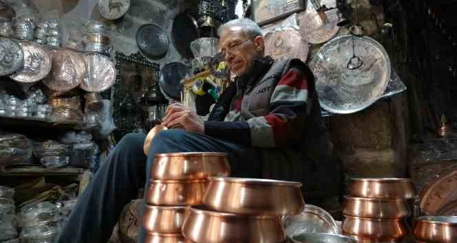 Mardinli bakır ustası 7 yaşından beri elleriyle sanat işliyor