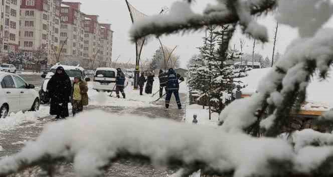 Bingöl’de kar yağışı etkili oldu, şehir beyaza büründü